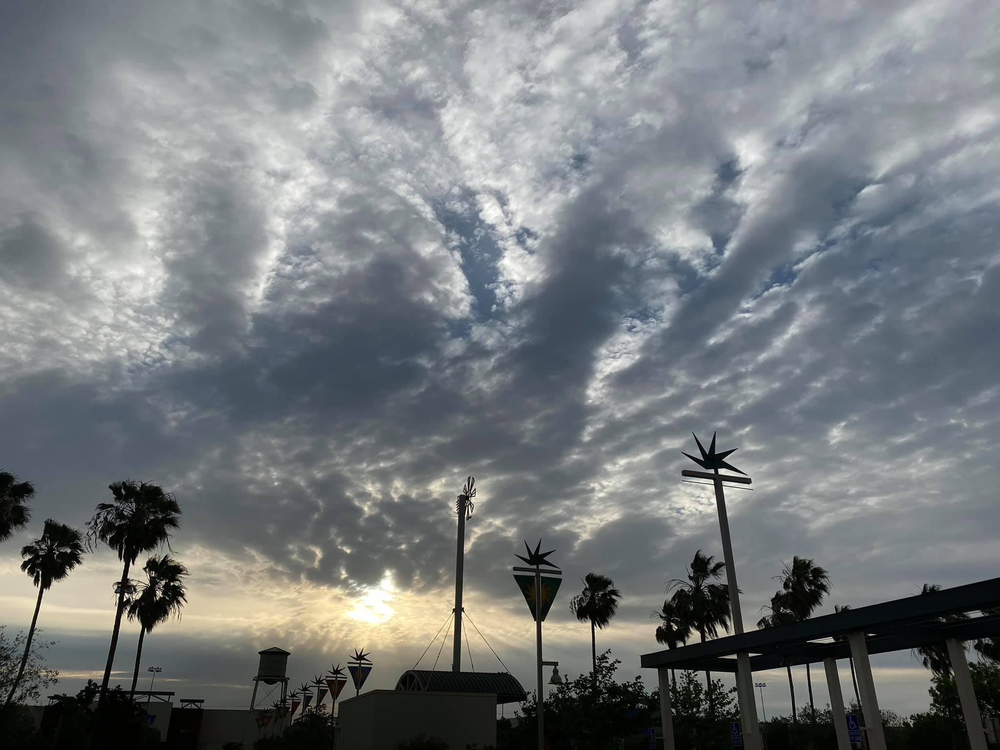 Өнөөдөр орой нар, үүлсийн хамтаар сүрлэг жаргав