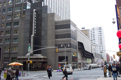 Нью Йоркийн алдарт Broadway гудамж. Америкийн хот бүрийн төвд Бродвэйн гудамж байдаг. Хаана л бол хаана Broadway бий. Манай Колумбиад бас бий.. broadway