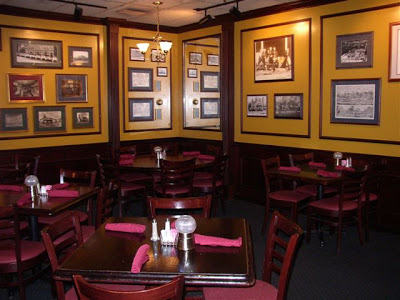 Boone Tavern рестораны нэг өрөөнд. Оюутан цагийн найзууд Солонгосоос дээхэн зочилж ирэх үеийн зураг. bt diningroom