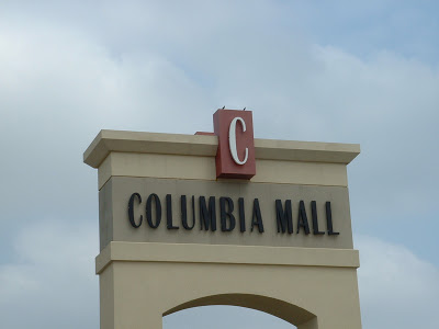 Columbia Mall ny Americiin standard Shopping Mall-uudyn l neg. Shopping Mall geheer olon tom delguuruud neg baishind bairlaj hoorondoo hooloigoor holbogdon tend ny jijig delguuruud baidag boegood mashiny negdsen tom zogsooltoi, moen hool khuens idchikh tusgailan zassan talbai, guanz restoranuudtai baidag. Khuukhed zugaatsakh togloomyn gazruud ch bii. 1920-iod onoos khoegjij ekhleed delhiin khoyordugaar dainy daraa jinkhene gazar avsan ed gej baigaa. columbia mall sign