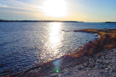 Мизури мөрөн Миссиссиппи мөрөнд цутгах хавийн зураг. http://www.flickr.com-с авлаа, вэбэд үнэгүй хэрэглэж болох зураг гэнэ. missouri mississippi