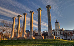 Колумбиа хот, Мизурийн их сургууль гэхээр хаа газар энэ багануудын зураг хамгийн их байдаг. Манайд ирсэн монголчуудын аппаратад мөн олон өртсөн дөө. Мань зурагчин болох гээд дарчихав. mizzou